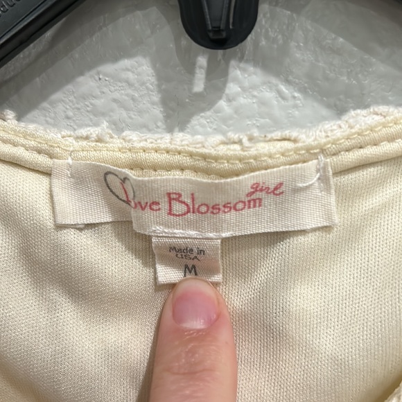 Gorgeous blouse in off white color - Picture 2 of 3